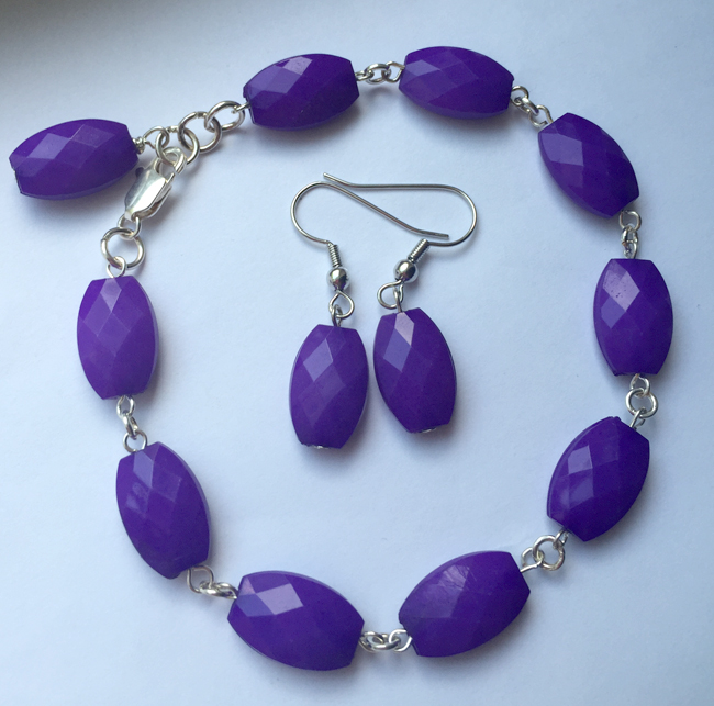 Beautiful Purple grape faceted beads hand linked with silver artisan wire for the perfect dangle bracelet. An easy to wear 8" with a couple of links for adjustments. Perfect to add to your arm candy when you stack them up! 

The matching 3/4" earrings on silver nickle-free hypoallergenic ear wires are lightweight and easy to wear.

So fun and affordable.